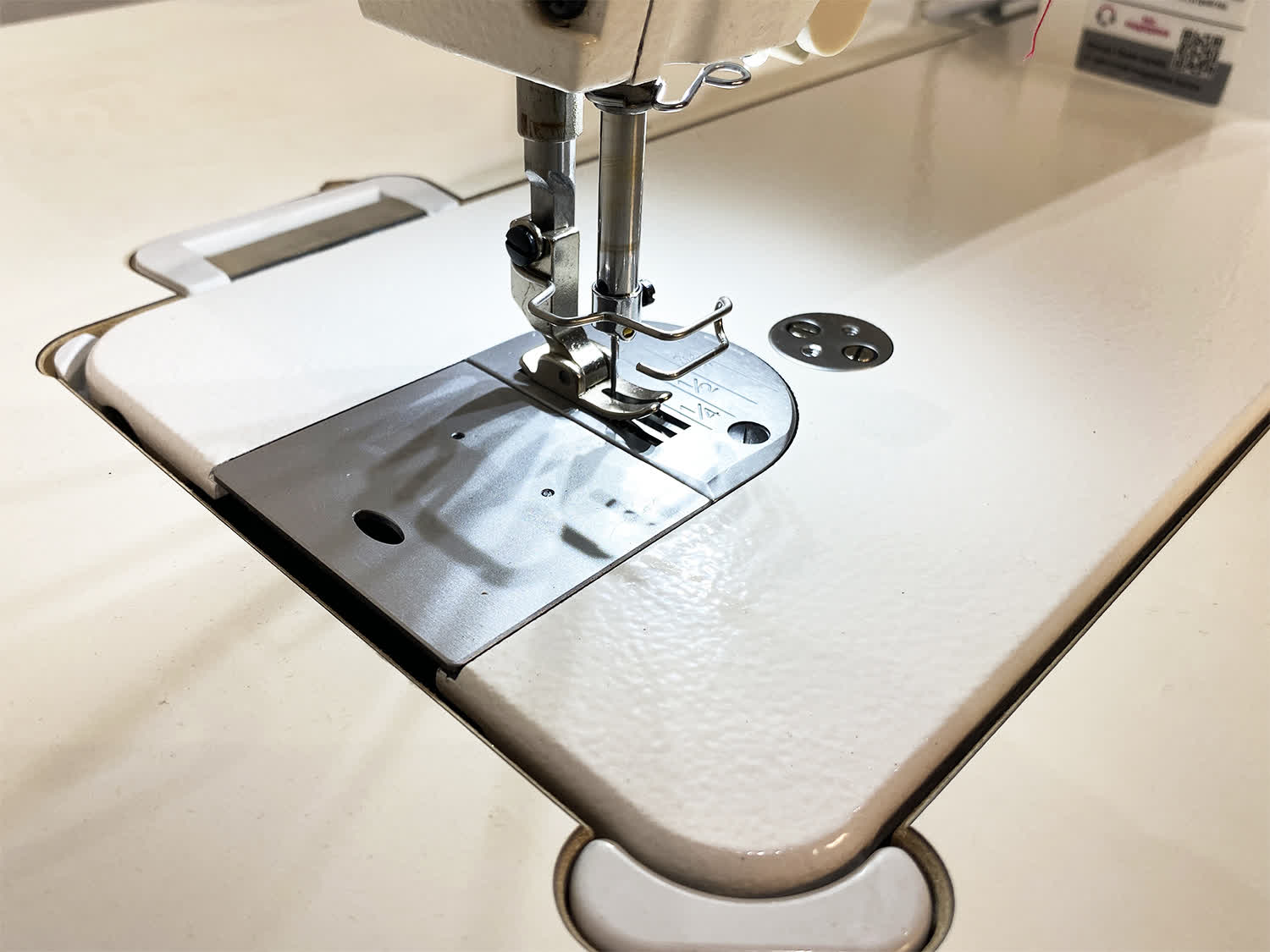 Настольная прямострочная промышленная швейная машина Aurora A-3E Home