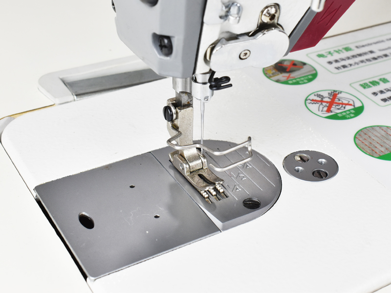 Прямострочная промышленная швейная машина Aurora A-7E (Дизайнерские строчки, два подвижных ножа)