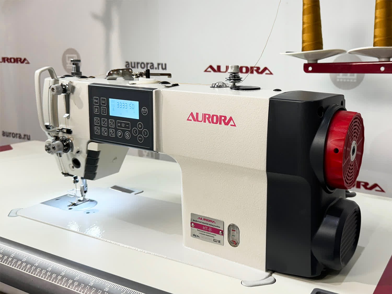Прямострочная промышленная швейная машина с игольным продвижением Aurora H7-B (увеличенный челнок, два шаговых мотора, два подвижных ножа, закрытая смазка)