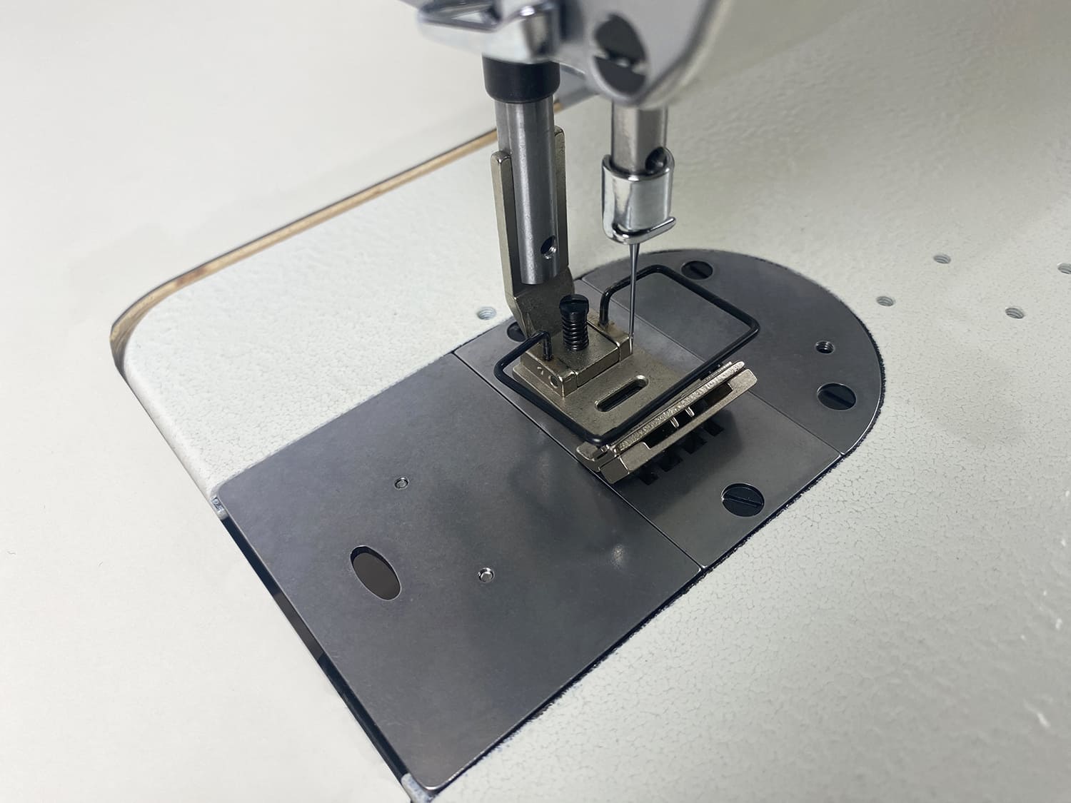 Промышленная швейная машина строчки зигзаг Aurora A-2284D (прямой привод)