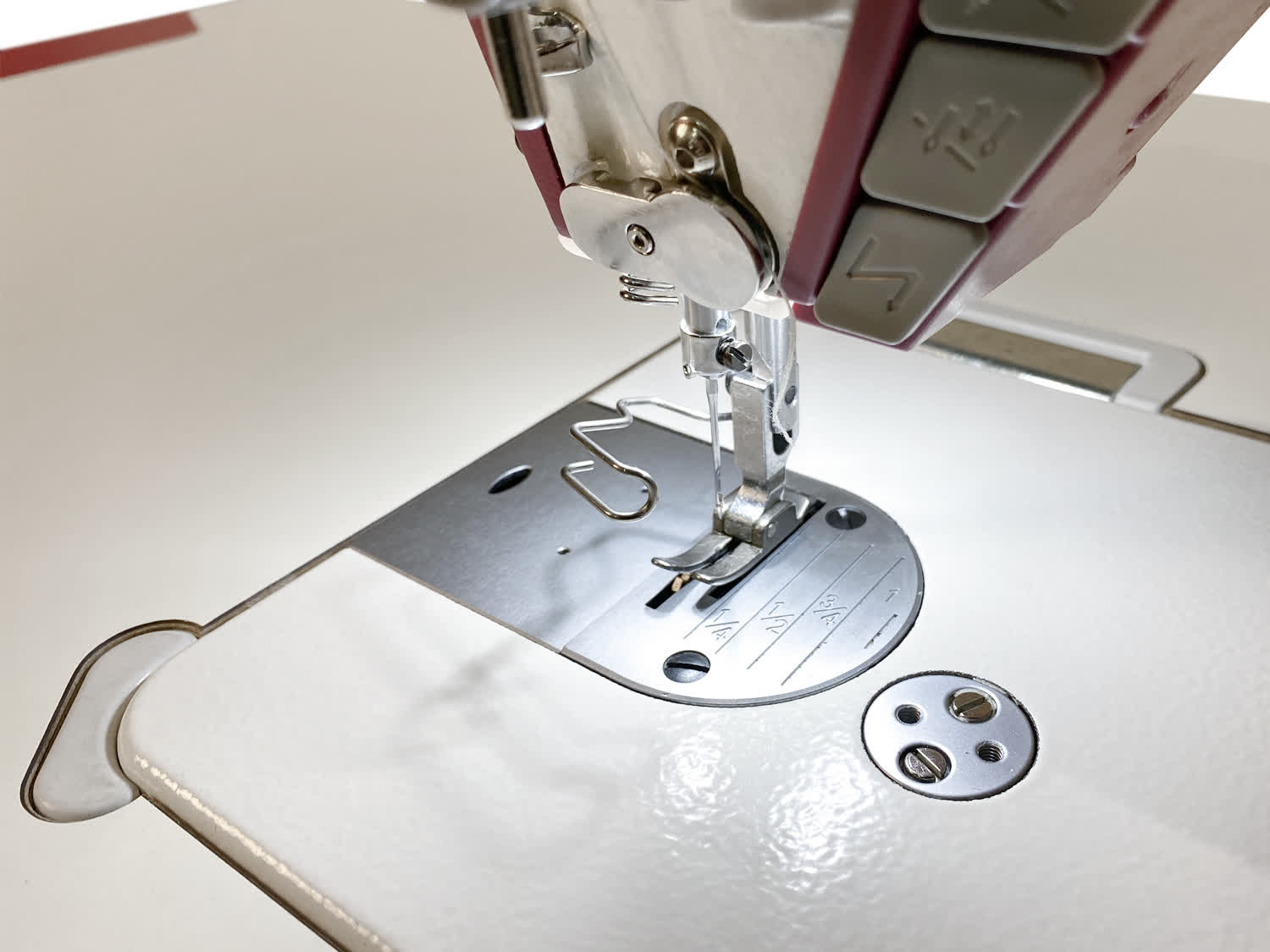 Прямострочная промышленная швейная машина Aurora S5-H для средних и тяжелых материалов (дизайнерские строчки, прямой привод, позиционер иглы, обрезка и закрепка нити)