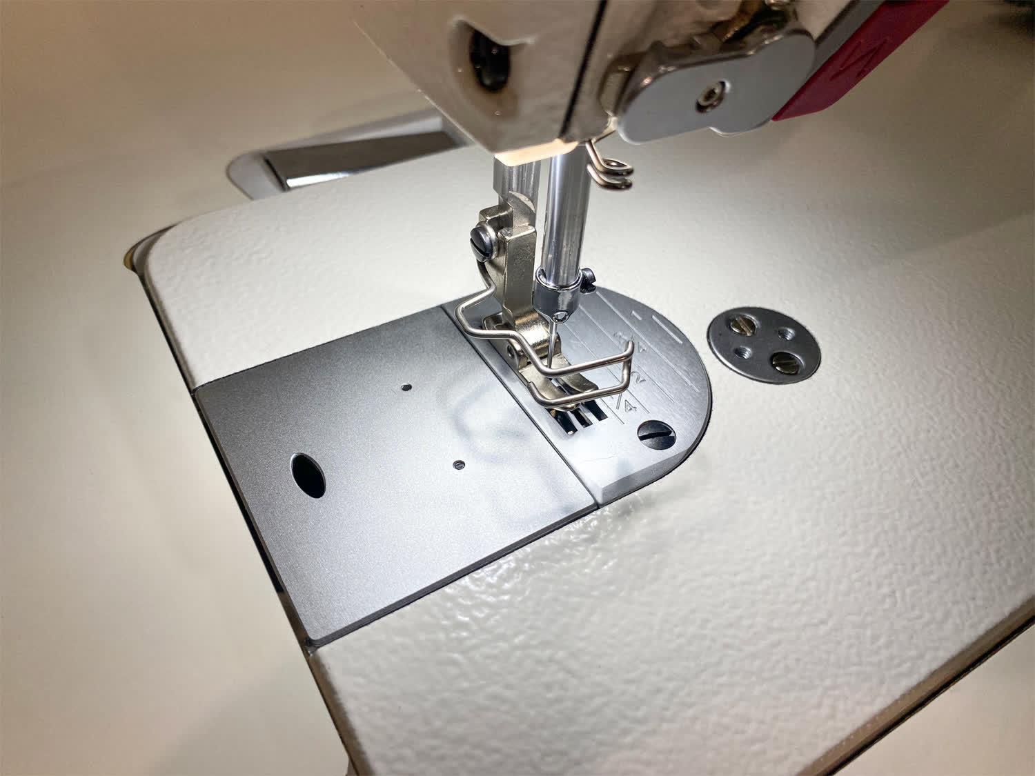 Прямострочная промышленная швейная машина Aurora A-8 (Дизайнерские строчки, два подвижных ножа, закрытая смазка)