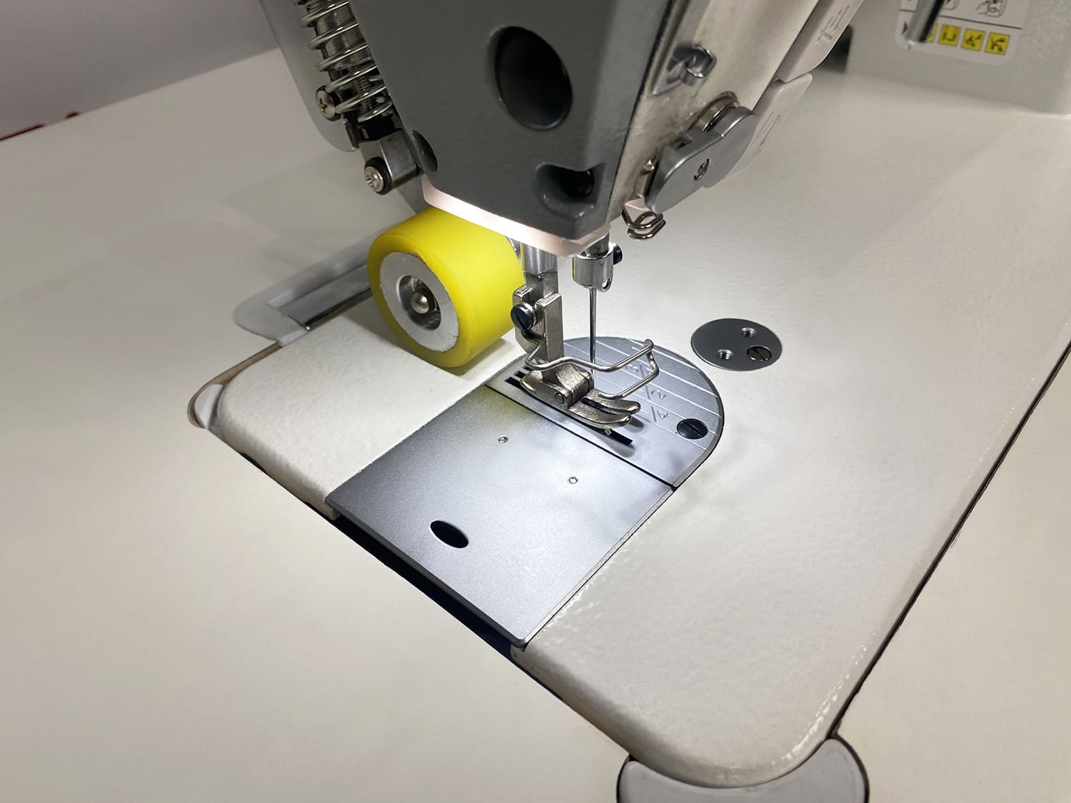 Прямострочная промышленная швейная машина с пуллером Aurora A-9H-P (два подвижных ножа, закрытая смазка)