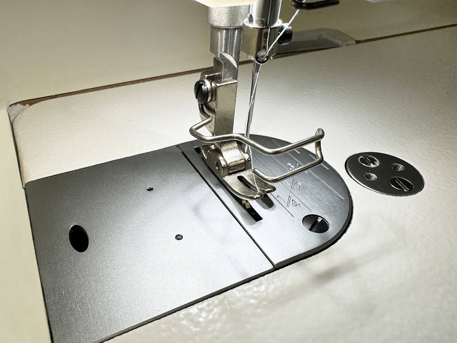 Прямострочная промышленная швейная машина Aurora A-11SH (два шаговых мотора, вылет рукава 305 мм)