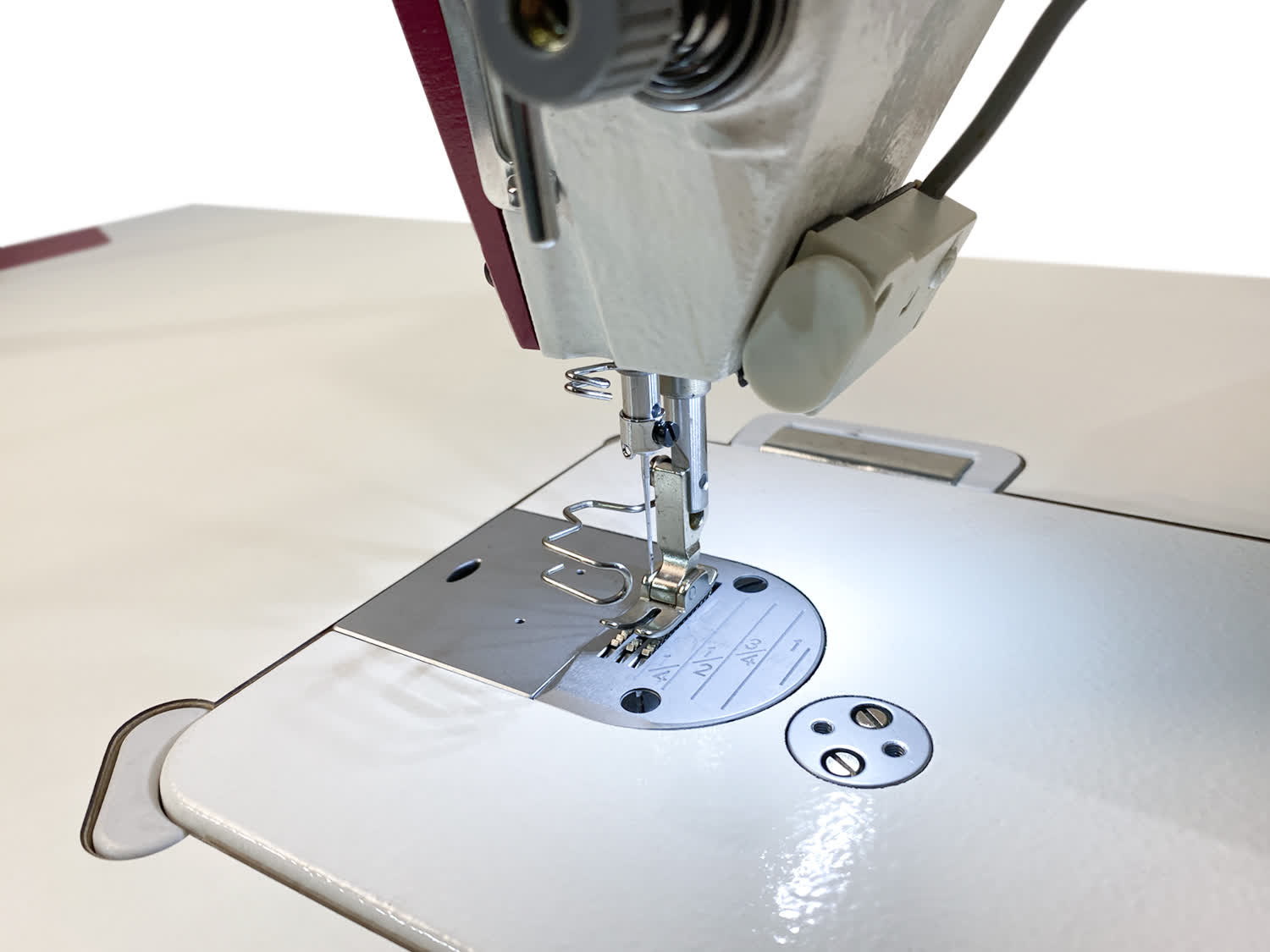 Прямострочная промышленная швейная машина Aurora S2 для легких и средних материалов (прямой привод, позиционер иглы, обрезка нити)