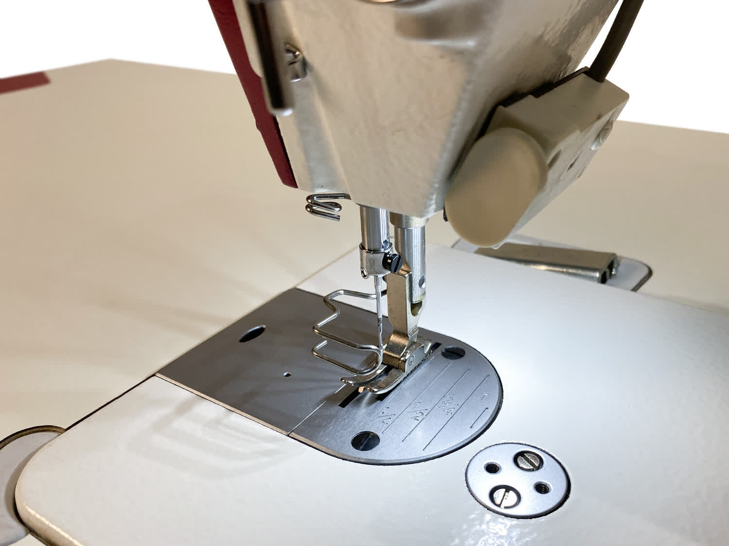 Прямострочная промышленная швейная машина Aurora S2-H для средних и тяжелых материалов (прямой привод, позиционер иглы, обрезка нити)