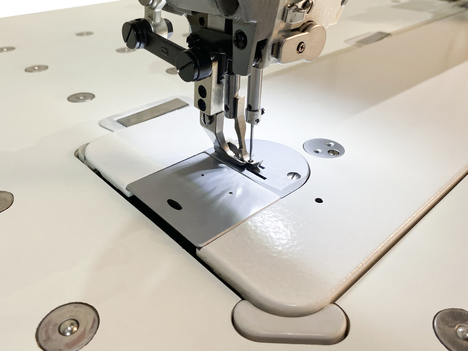 Промышленная швейная машина с шагающей лапкой и увеличенным вылетом рукава Aurora A-0302-560 (автоматические функции)