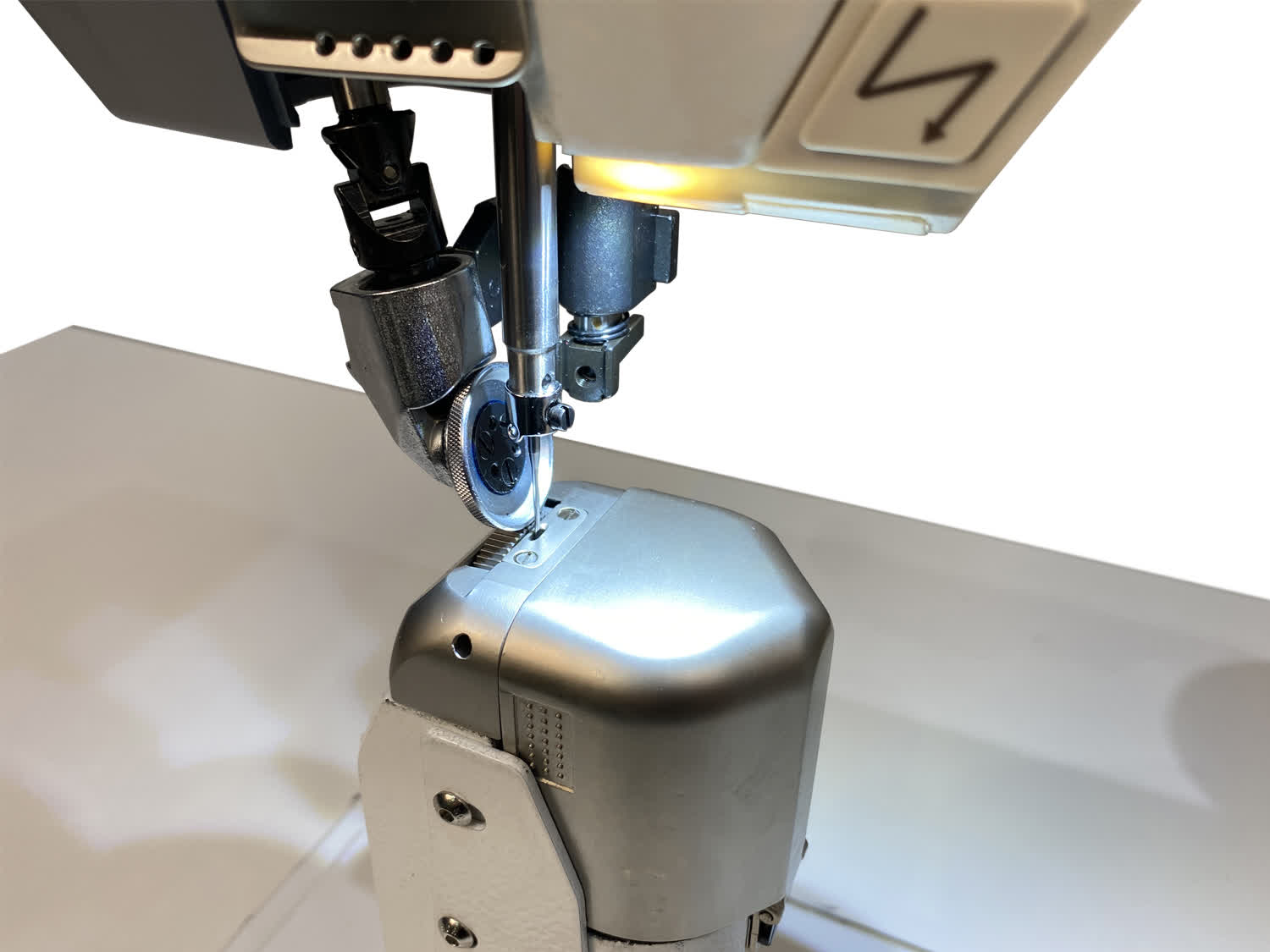 Одноигольная колонковая машина с 3-м продвижением Aurora A-1591N-D3  (автоматические функции, шаговые моторы, увеличенный челнок, дизайнерские строчки)