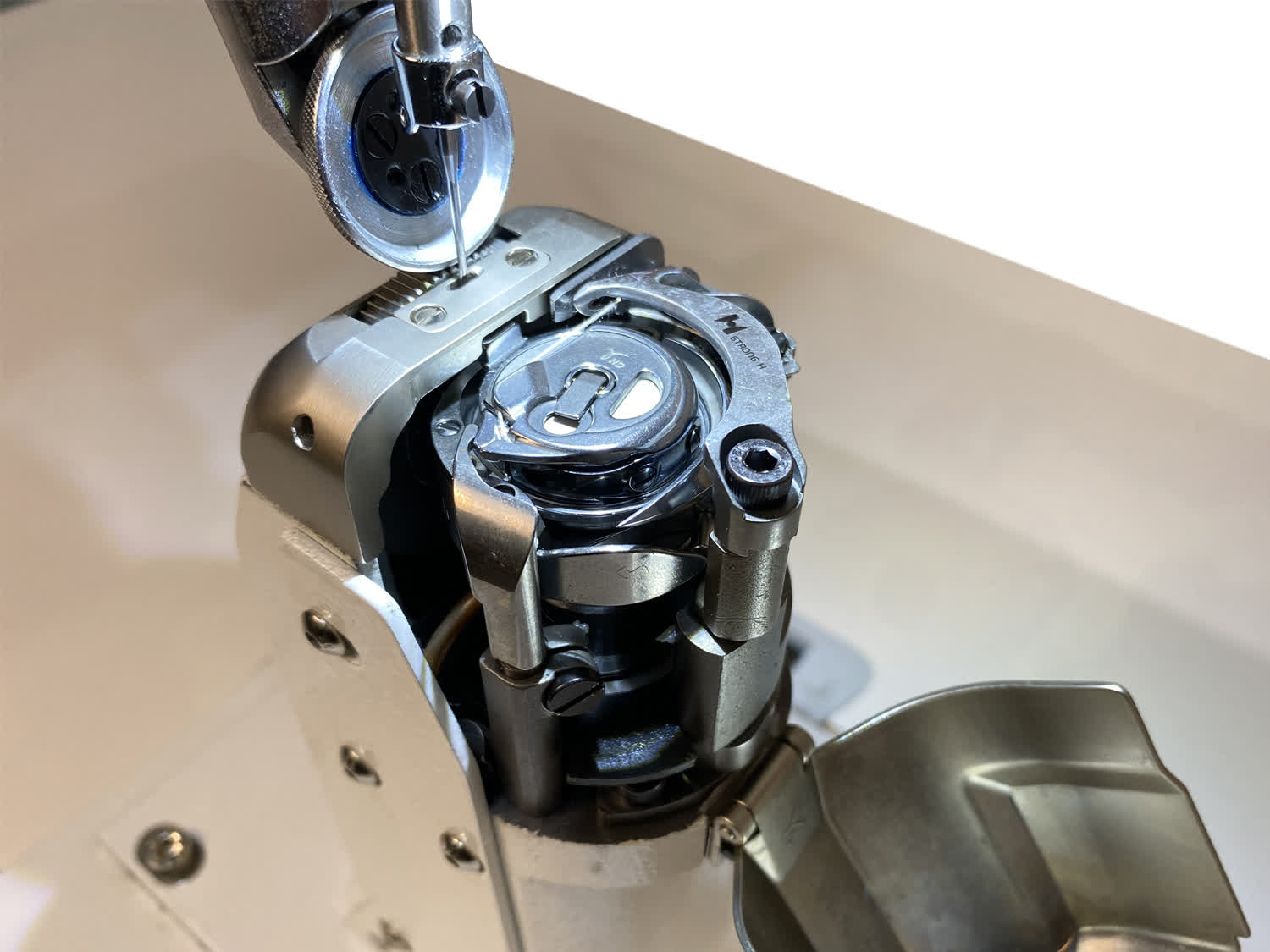 Одноигольная колонковая машина с 3-м продвижением Aurora A-1591N-D3  (автоматические функции, шаговые моторы, увеличенный челнок, дизайнерские строчки)