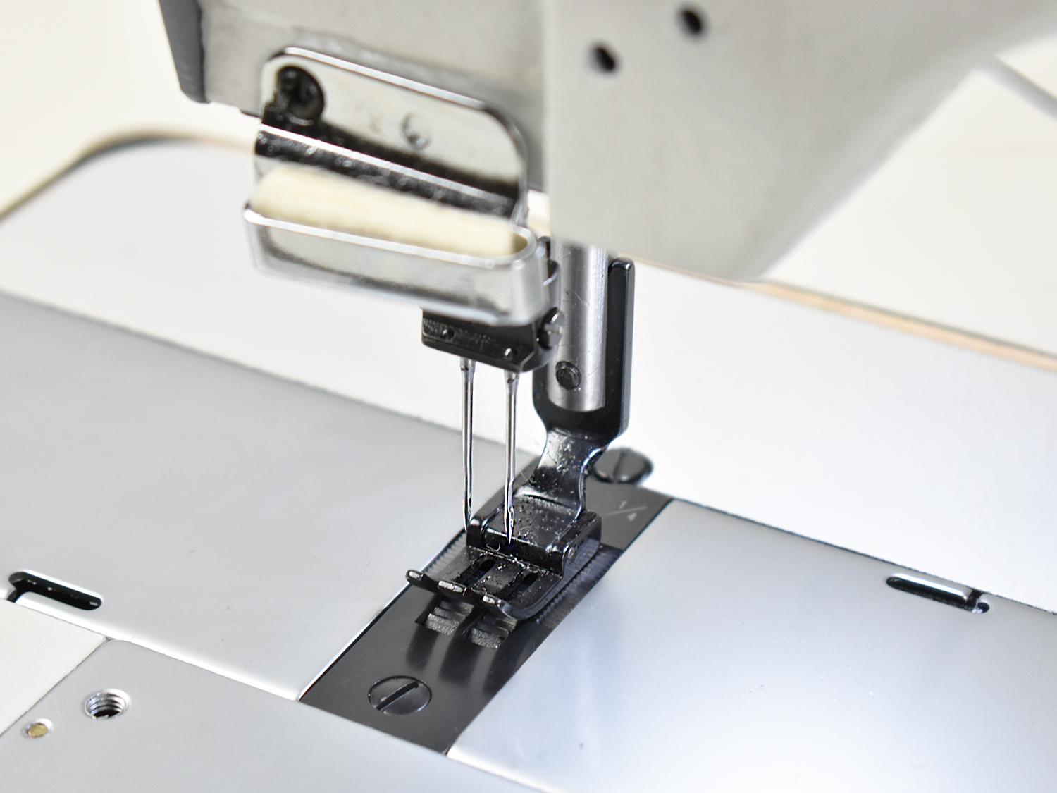 Двухигольная промышленная швейная машина AURORA A-842DN-05 с прямым приводом