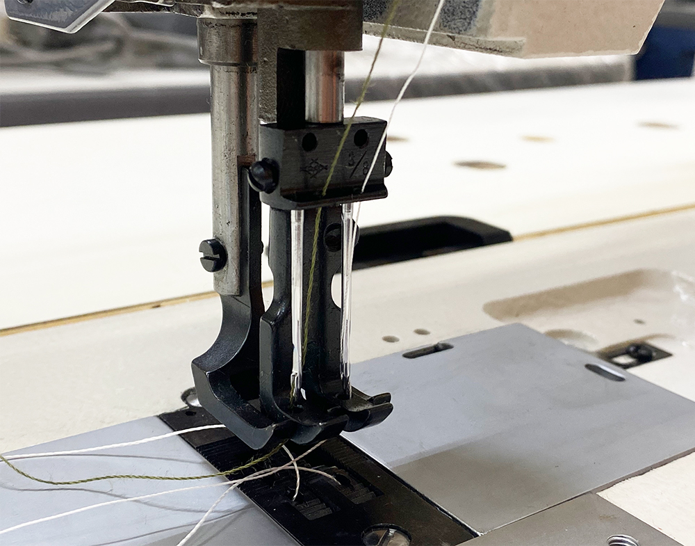 Двухигольная промышленная швейная машина для сверхтяжелых материалов A-878 Aurora (тройное продвижение)