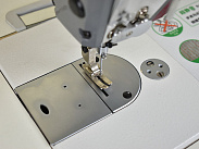 Прямострочная промышленная швейная машина Aurora A-7EH (Дизайнерские строчки, два подвижных ножа)