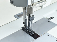 Промышленная длиннорукавная прямострочная швейная машина для сверхтяжелых материалов с увеличенным вылетом рукава Aurora A-878 (тройное продвижение) вылет рукава 760 мм - межигольное 12,7 мм