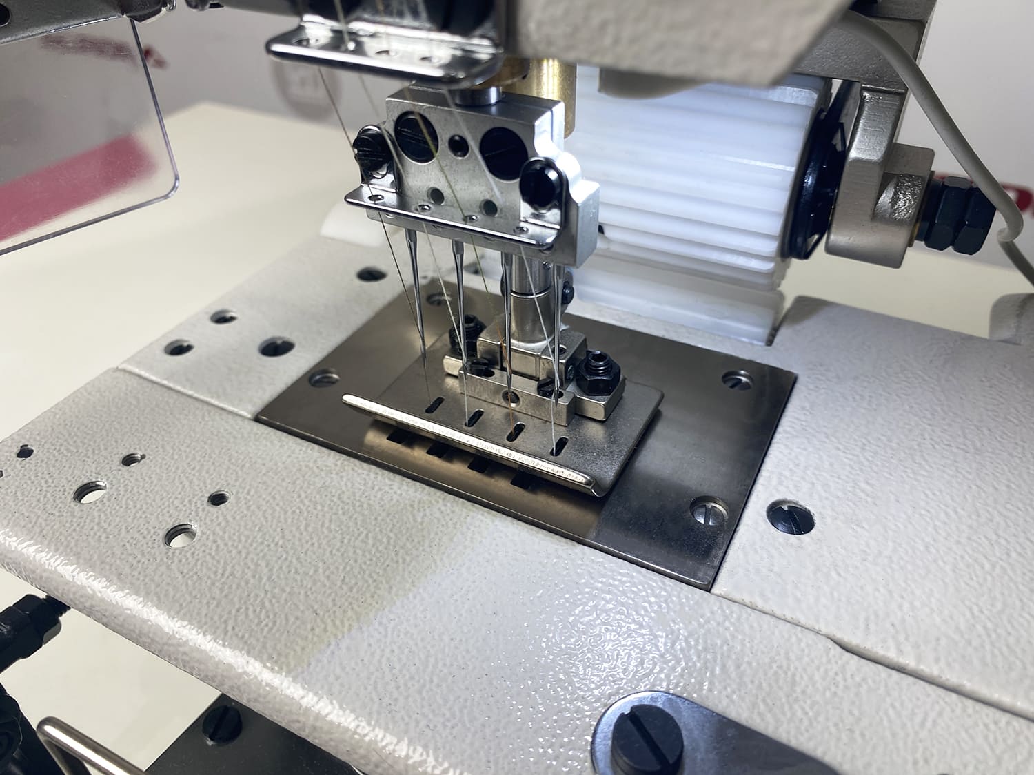 Многоигольная промышленная швейная машина (поясная машина) Aurora A-04095P-VWL-D (прямой привод)