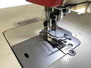 Прямострочная швейная машина с игольным продвижением и ножом обрезки края материала Aurora A-7520M (автоматические функции, LCD дисплей)
